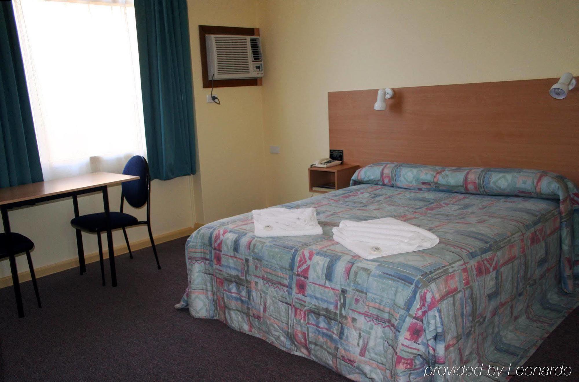Colonial Motel Richmond Room photo